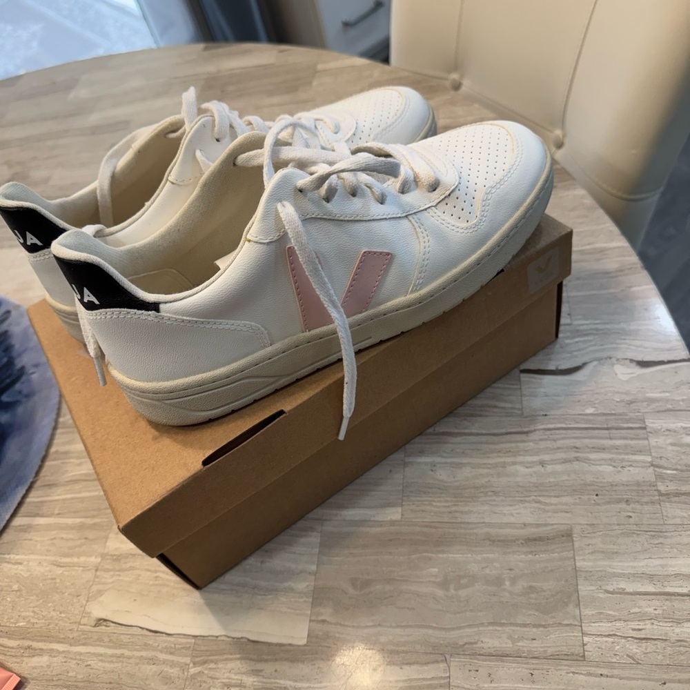 Veja with pink and white detail